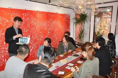 洛阳市青联文艺界别组织召开学习交流座谈会并参观传统非遗剪纸文化艺术